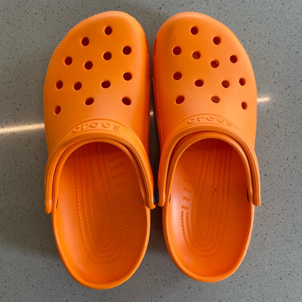 M9/W11 Orange Crocs